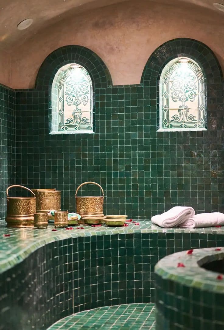 The Moroccan salon with woven plates on the wall