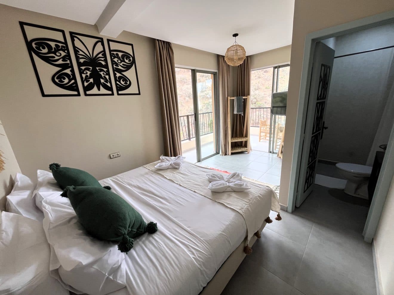 A bright room with woven wall plates